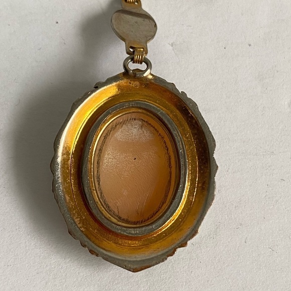 Vintage Cameo Brooch Victorian Style Carved Female Profile Portrait Gold Pin - Picture 8 of 11